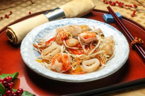 Рисовая лапша с морепродуктами. Рисовая лапша с морепродуктами.