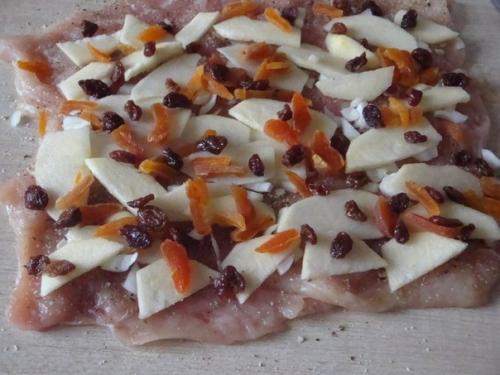 Куриный рулет с яблоками и сухофруктами. 04