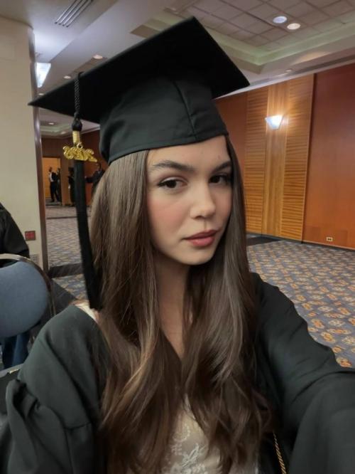 21-Летняя дочь Анны седоковой Алина закончила университет с отличием. 01