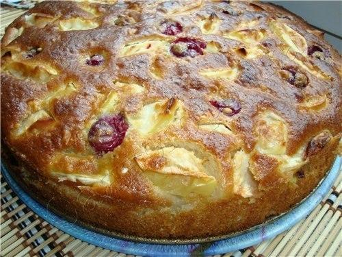 Шарлотка яблочная с вишней.