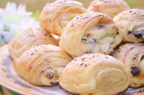 Слоёные булочки с творожной начинкой и изюмом. Слоёные булочки с творожной начинкой и изюмом.