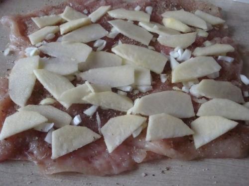 Куриный рулет с яблоками и сухофруктами. 03