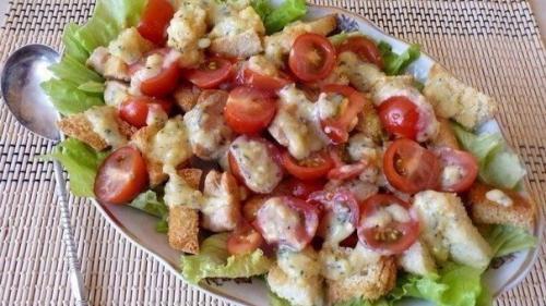 Салат Цезарь с курицей.