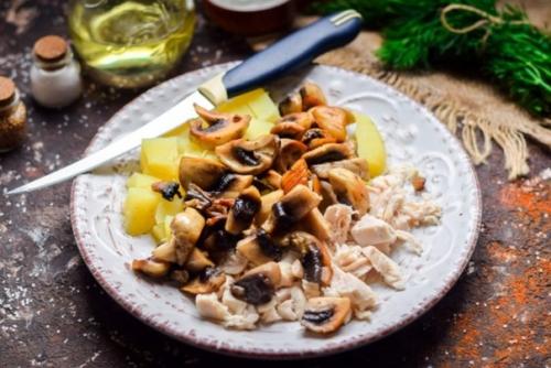 Салат с картошкой, грибами и курицей. 01