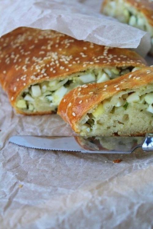 Дрожжевой рулет с луком и яйцом.