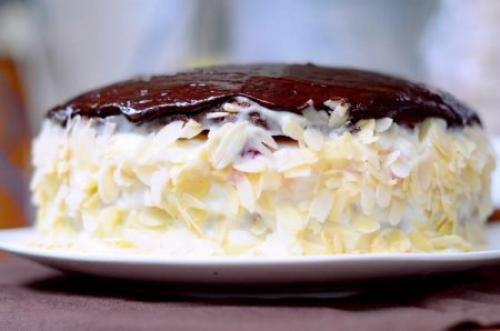 Большой праздничный торт.