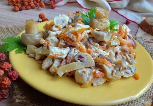 Салат с курицей и грибами на ужин.