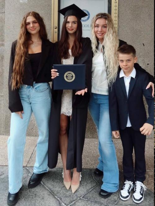 21-Летняя дочь Анны седоковой Алина закончила университет с отличием.

