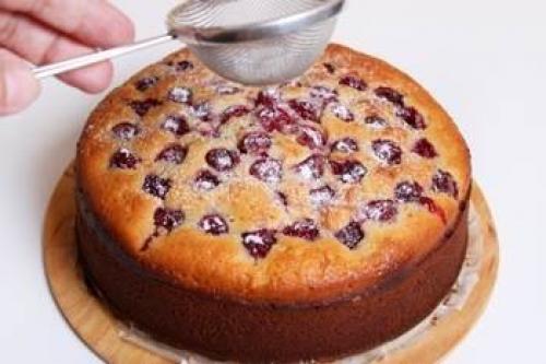 Простой пирог с вишней на кефире. 09