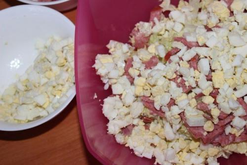 Салат из пекинской капусты и копченой колбасой. 03
