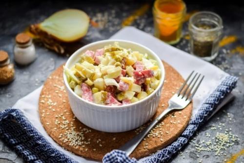 Салат из колбасы и маринованного лука.