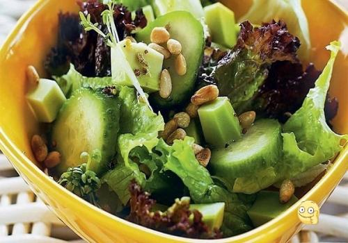 Зеленый салат с авокадо и кедровыми орехами. Зеленый салат с авокадо и кедровыми орехами.