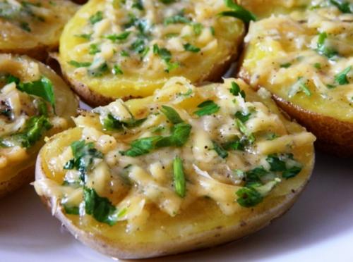 Картошка с сыром и чесноком в духовке.