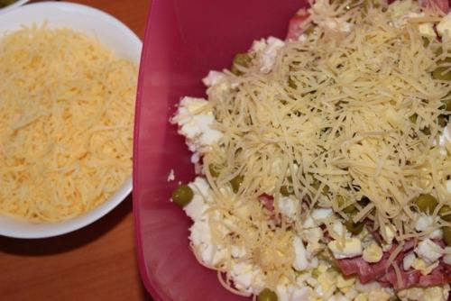 Салат из пекинской капусты и копченой колбасой. 05