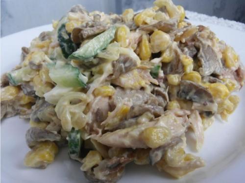 Салат с жареными шампиньонами и огурцами. Салат с жареными шампиньонами и огурцами.