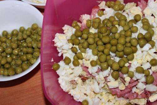 Салат из пекинской капусты и копченой колбасой. 04