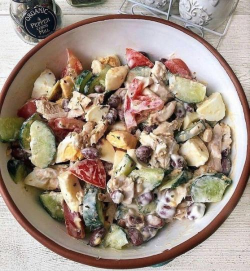 Салат с куринои грудкои и фасолью. Салат с куринои грудкои и фасолью.