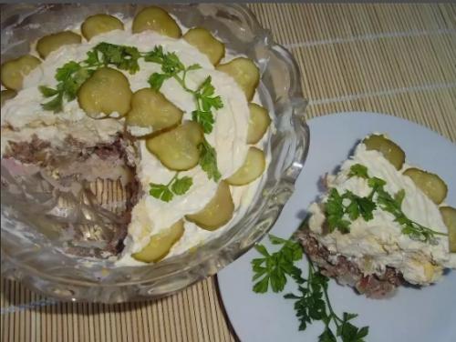 Простой печеночный салатик.
