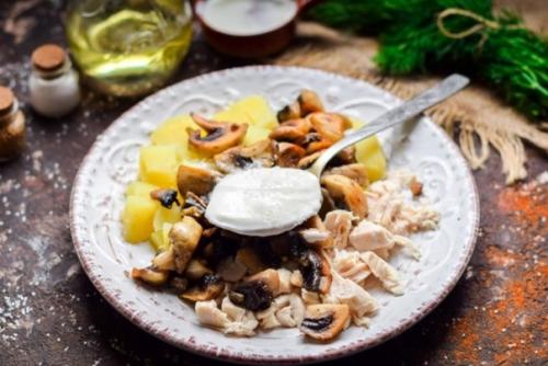 Салат с картошкой, грибами и курицей. 02