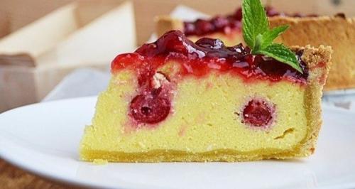 Пирог с творогом и вишней.