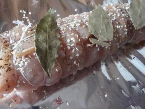 Куриный рулет с яблоками и сухофруктами. 05