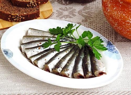 Как засолить кильку в домашних условиях?