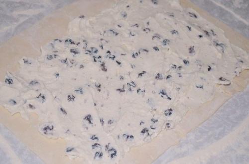Слоёные булочки с творожной начинкой и изюмом. 02 Слоёные булочки с творожной начинкой и изюмом. 02