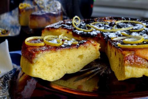 Шарлотка с лимоном, изюмом и бананами.