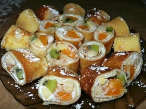 Блинные роллы с фруктовой начинкой.