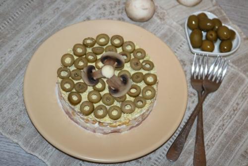 Слоёный салат с жареными шампиньонами.