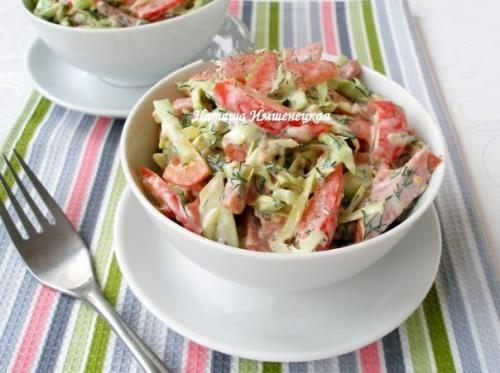 Салат с копченой колбасой и огурцами. 08