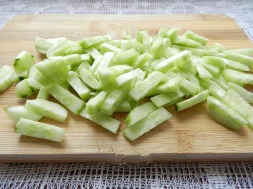 Салат с копченой колбасой и огурцами. 03