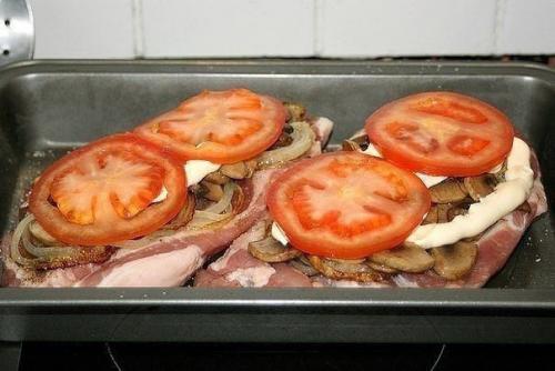 Мясо По-французски.  Взять 2 куска свинины, - шеи, толщиной около 2 см. 02