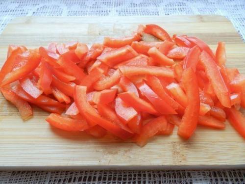 Салат с копченой колбасой и огурцами. 04