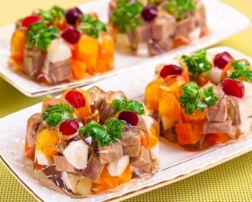 Порционное заливное мясо или язык.