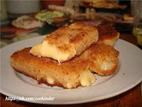 Жареный сыр по-чешски в панировке.