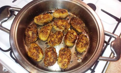 Аппетитные котлеты в кукурузной панировке.