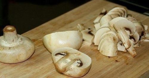 Мясо По-французски.  Взять 2 куска свинины, - шеи, толщиной около 2 см. 01