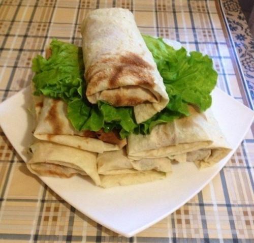 Закуска из лаваша и жаренной курочки.