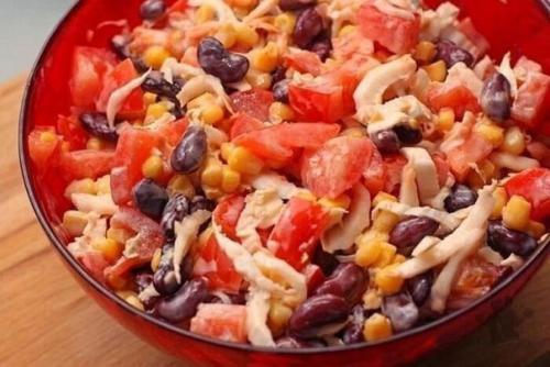 Вкусный салат с курицей, фасолью и овощами.