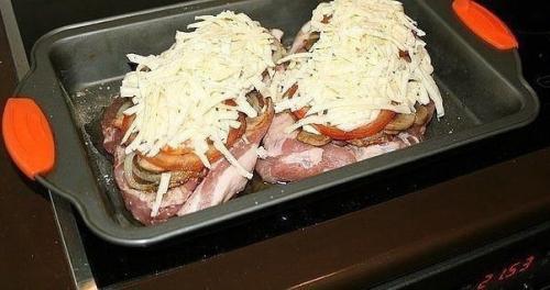 Мясо По-французски.  Взять 2 куска свинины, - шеи, толщиной около 2 см. 03