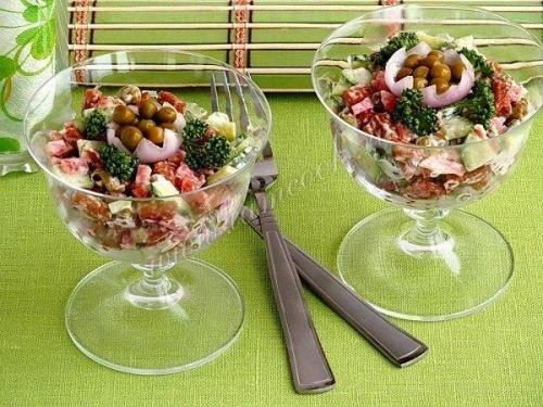Салат с сухариками и копчёной колбасой.