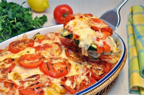 Запеканка из овощей - гриль с моцареллой и пармезаном.