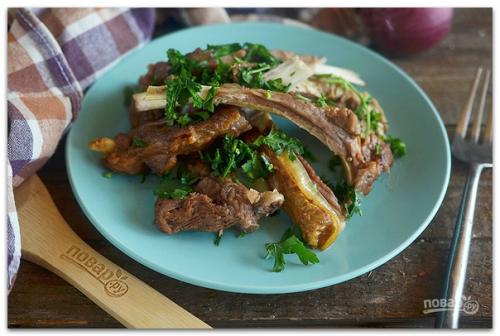 Бараньи ребрышки, томленные с луком.