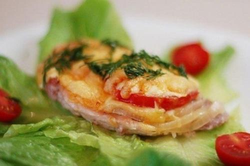 Мясо По-французски.  Взять 2 куска свинины, - шеи, толщиной около 2 см.