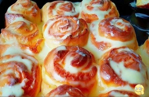 Булочки в сметанной заливке.