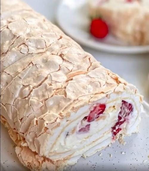 Нежный меренговый рулет.