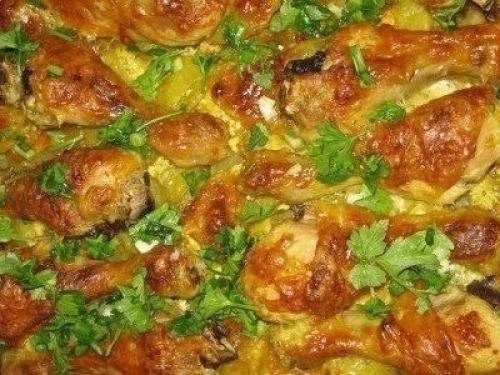 Куриные голени в сметане с картошкой.