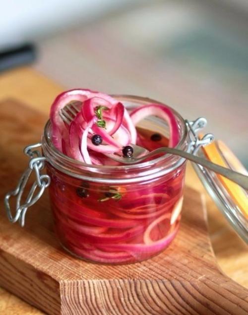 Маринованный лук. Используют в приготовлении мясных салатов и закусок.