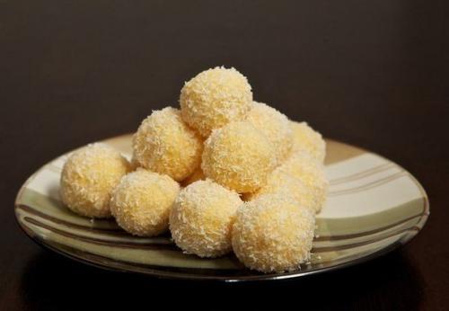 Сырные шарики.   Очень вкусные шарики, немного похожие на известные конфеты.
